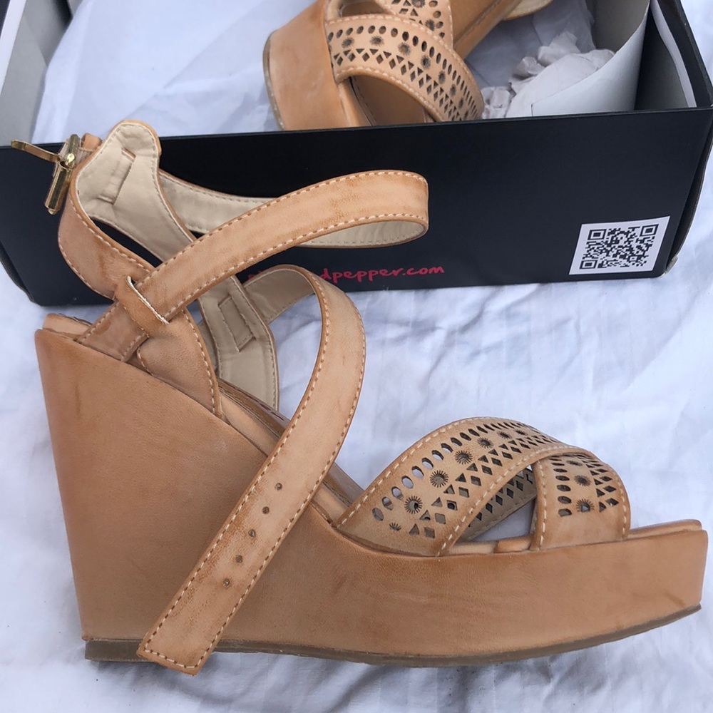 Pink & Pepper wedges. Light natural color